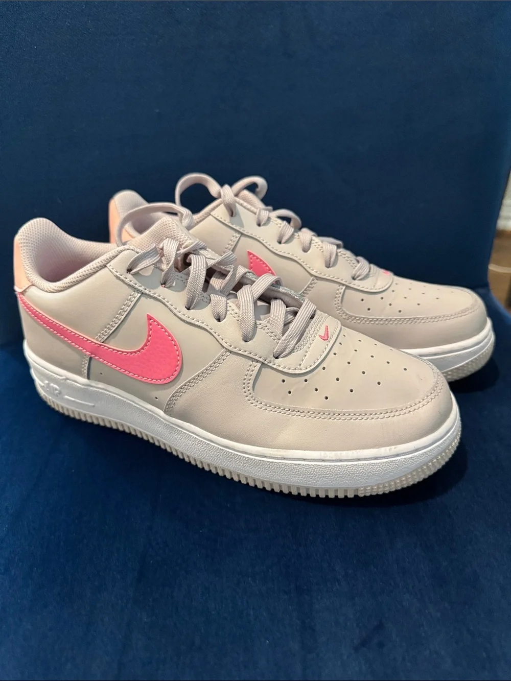 Nike Air Force 1 Kids Low-Top Sneakers in Light Gray with Hot Pink Swoosh
